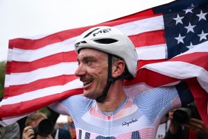 McNulty 賽後慶祝與平路攻擊說法(攝影 Chris Auld / SWpix.com;Cyclingnews) source image for YOYO bicycle industry report