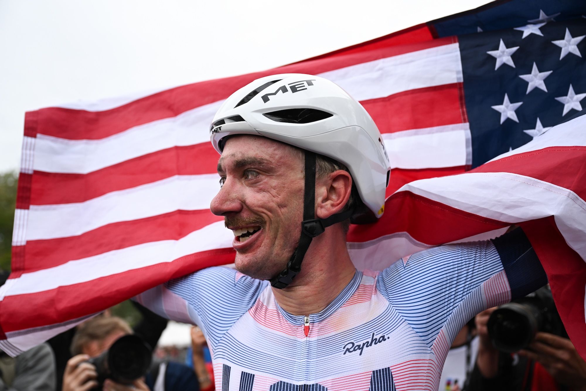 McNulty 賽後慶祝與平路攻擊說法（攝影 Chris Auld / SWpix.com；Cyclingnews） source image for YOYO bicycle industry report